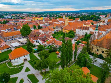 Beyaz kaleli Hırvat kenti Varazdin 'in havadan görünüşü bir kasaba müzesine ev sahipliği yapıyor