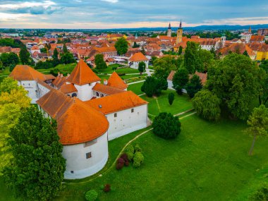 Beyaz kaleli Hırvat kenti Varazdin 'in havadan görünüşü bir kasaba müzesine ev sahipliği yapıyor