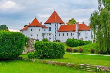 Hırvat kenti Varazdin 'de bir kasaba müzesine ev sahipliği yapan beyaz kale