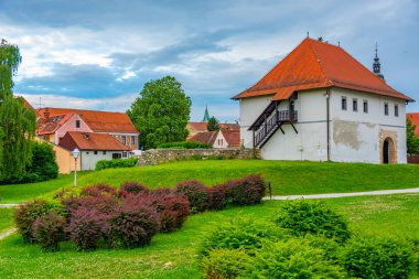 Hırvat kenti Varazdin 'de bir kasaba müzesine ev sahipliği yapan beyaz kale
