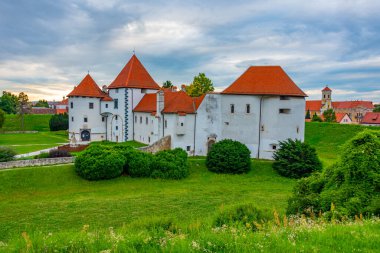 Hırvat kenti Varazdin 'de bir kasaba müzesine ev sahipliği yapan beyaz kale