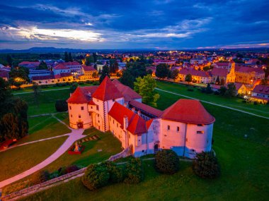 Hırvat kenti Varazdin 'in günbatımında beyaz kaleyle birlikte bir kasaba müzesine ev sahipliği yapıyor