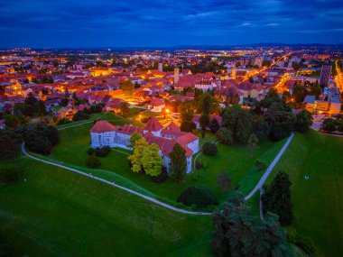 Hırvat kenti Varazdin 'in günbatımında beyaz kaleyle birlikte bir kasaba müzesine ev sahipliği yapıyor