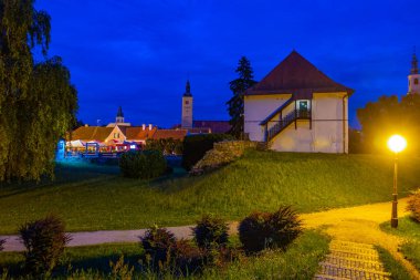 Hırvat kenti Varazdin 'de bir kasaba müzesine ev sahipliği yapan Beyaz Kale' nin üzerinde gün batımı