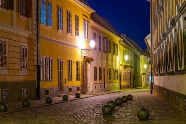 Hırvatistan 'ın Varazdin kentinde bir caddenin günbatımı manzarası