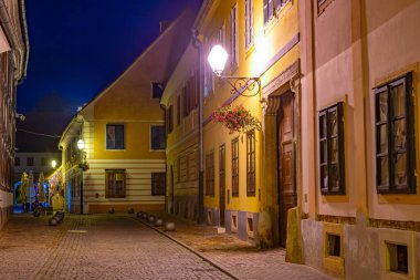 Hırvatistan 'ın Varazdin kentinde bir caddenin günbatımı manzarası