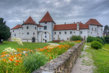 Hırvat kenti Varazdin 'de bir kasaba müzesine ev sahipliği yapan beyaz kale