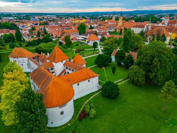 Beyaz kaleli Hırvat kenti Varazdin 'in havadan görünüşü bir kasaba müzesine ev sahipliği yapıyor