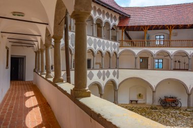 Hırvatistan 'ın Zagorje bölgesindeki Veliki Tabor kalesinde avlu