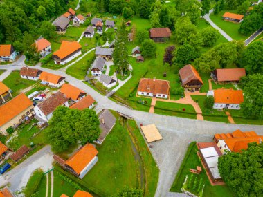 Hırvatistan 'ın Kumrovec kentindeki Ethno köyünün hava manzarası