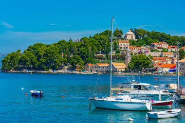 Hırvat kenti Cavtat 'ta tekneler demirliyor