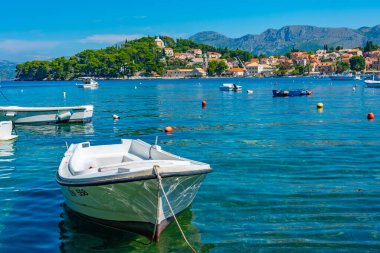 Hırvat kenti Cavtat 'ta tekneler demirliyor