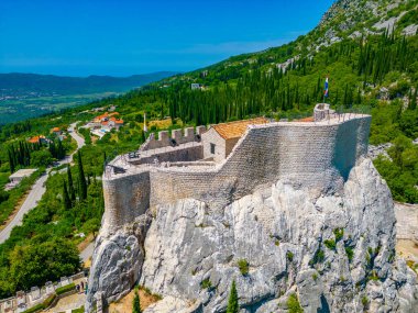 Hırvatistan 'daki Sokol kalesinin hava manzarası