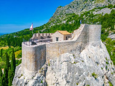 Hırvatistan 'daki Sokol kalesinin hava manzarası
