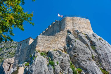 Hırvatistan 'daki Sokol kalesinin hava manzarası