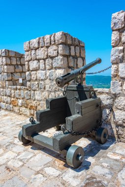 Hırvatistan 'daki Sokol kalesinin avlusu