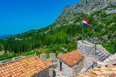 Hırvatistan 'daki Sokol kalesinin avlusu