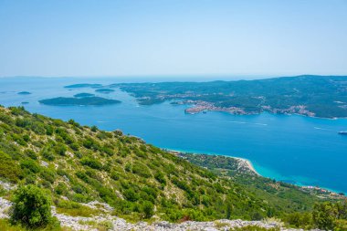 Hırvatistan 'ın Peljesac yarımadasındaki Sveti Ilija dağından Korcula adası görülüyor