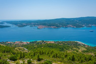Hırvatistan 'ın Peljesac yarımadasındaki Sveti Ilija dağından Korcula adası görülüyor