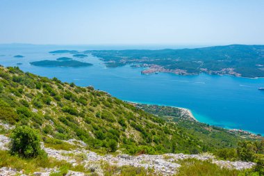 Hırvatistan 'ın Peljesac yarımadasındaki Sveti Ilija dağından Korcula adası görülüyor