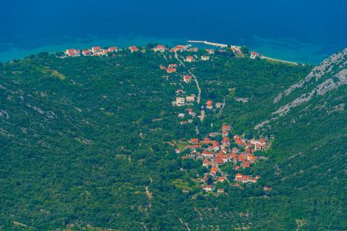 Hırvat kasabası Duba Peljeska 'nın hava manzarası