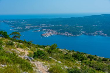 Hırvatistan 'ın Peljesac yarımadasındaki Sveti Ilija dağından Korcula adası görülüyor