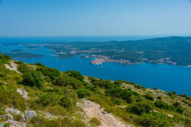 Hırvatistan 'ın Peljesac yarımadasındaki Sveti Ilija dağından Korcula adası görülüyor