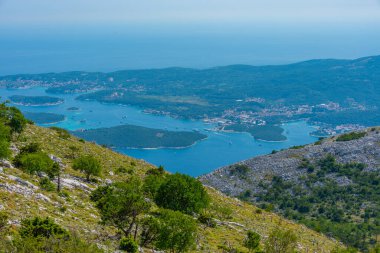 Hırvatistan 'ın Peljesac yarımadasındaki Sveti Ilija dağından Korcula adası görülüyor
