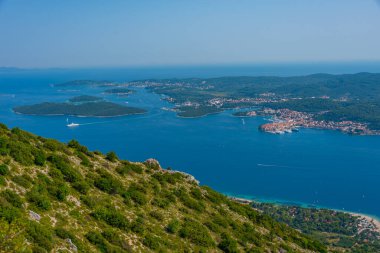 Hırvatistan 'ın Peljesac yarımadasındaki Sveti Ilija dağından Korcula adası görülüyor