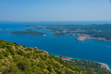 Hırvatistan 'ın Peljesac yarımadasındaki Sveti Ilija dağından Korcula adası görülüyor