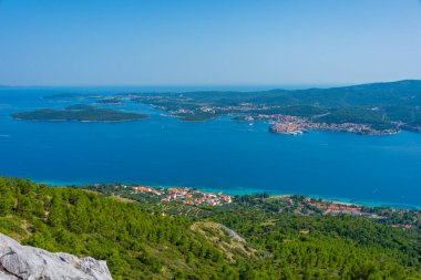 Hırvatistan 'ın Peljesac yarımadasındaki Sveti Ilija dağından Korcula adası görülüyor
