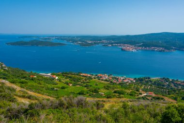 Hırvatistan 'ın Peljesac yarımadasındaki Sveti Ilija dağından Korcula adası görülüyor