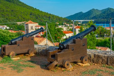 Hırvatistan 'daki Ston kalesinde toplar