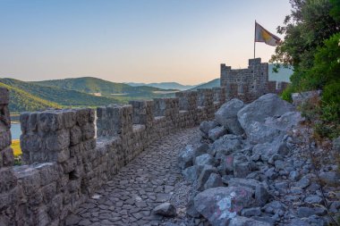 Hırvat kenti Ston 'un tahkimat duvarları