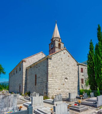 Hırvatistan 'daki Sokol kalesi yakınlarındaki Kutsal Bakire' nin Doğumu Kilisesi