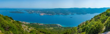 Hırvatistan 'ın Peljesac yarımadasındaki Sveti Ilija dağından Korcula adası görülüyor