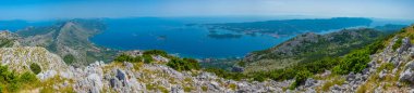 Hırvatistan 'ın Peljesac yarımadasındaki Sveti Ilija dağından Korcula adası görülüyor