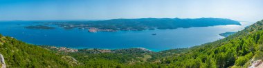 Hırvatistan 'ın Peljesac yarımadasındaki Sveti Ilija dağından Korcula adası görülüyor