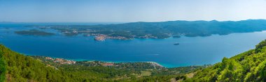 Hırvatistan 'ın Peljesac yarımadasındaki Sveti Ilija dağından Korcula adası görülüyor