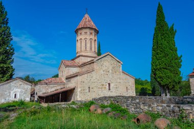 Georgia 'daki Ikalto Manastırı' nda yaz günü.
