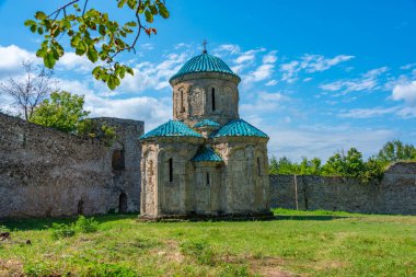 Yaz boyunca Gürcistan 'daki Kvetera Kalesi Kilisesi