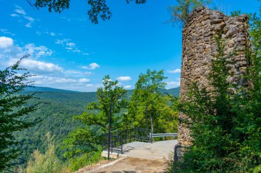 Yaz boyunca Gürcistan 'daki Kvetera Kalesi Kilisesi