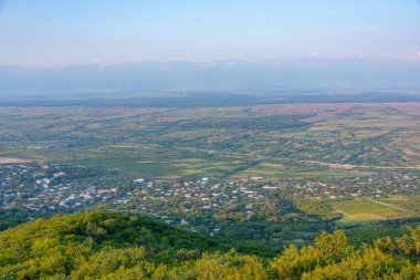 Gürcistan 'daki Tsnori ve Jugaani köylerinin Panorama manzarası