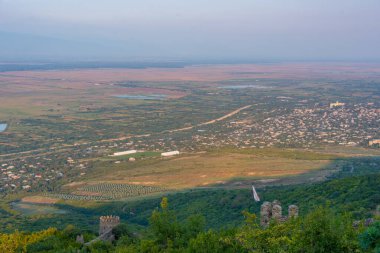 Gürcistan 'daki Tsnori ve Jugaani köylerinin Panorama manzarası