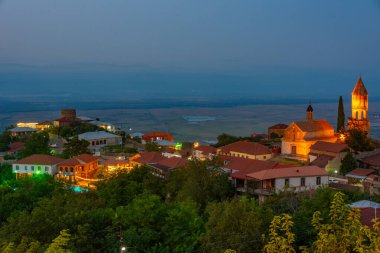 Gürcistan 'ın Sighnaghi kasabasının gün batımı manzarası