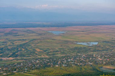Gürcistan 'daki Tsnori ve Jugaani köylerinin Panorama manzarası