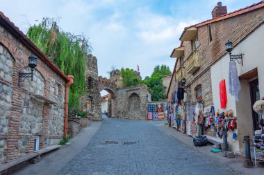 Gürcistan, Sighnaghi 'de tarihi bir caddenin gün batımı manzarası