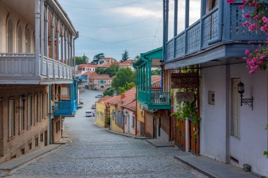 Gürcistan, Sighnaghi 'de tarihi bir caddenin gün batımı manzarası