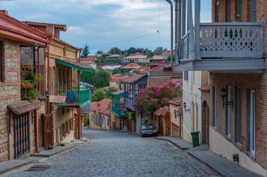 Gürcistan, Sighnaghi 'de tarihi bir caddenin gün batımı manzarası