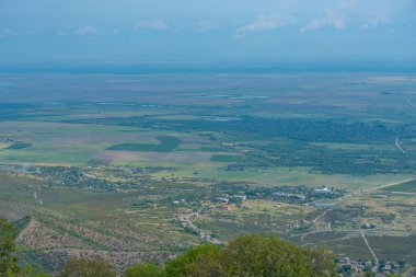 Gürcistan 'ın Kakheti bölgesindeki Alazani vadisindeki üzüm bağları